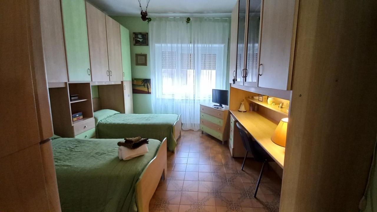 Appartamento Incantevole Al Centro Di Torvaianica Exteriör bild